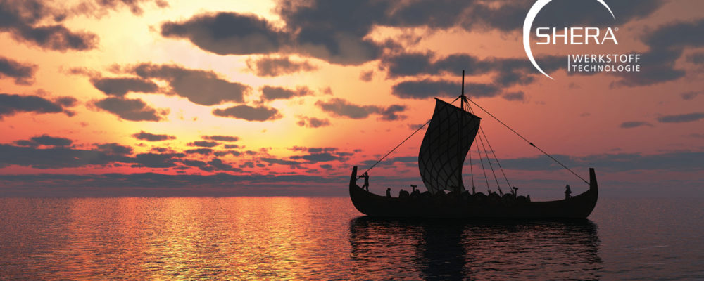 Schiff mit gesetzten Segeln im Sonnenuntergang